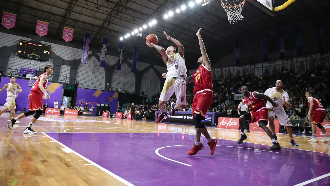 Aksi pemain CLS Mario Wuysang saat melawan Slingers