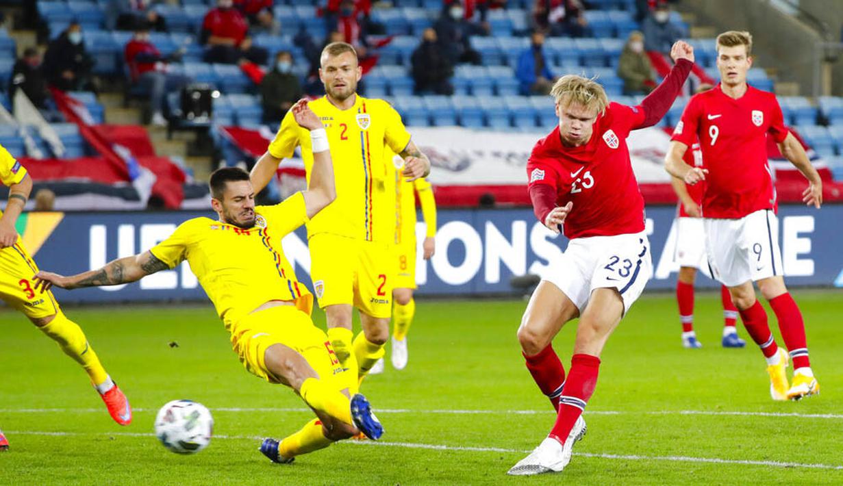 Striker Norwegia, Erling Braut Haaland, melepaskan tendangan ke gawang Rumania pada laga UEFA Nations League di Stadion Ullevaal, Minggu (11/10/2020). Norwegia menang dengan skor 4-0. (Vidar Ruud /NTB scanpix via AP)
