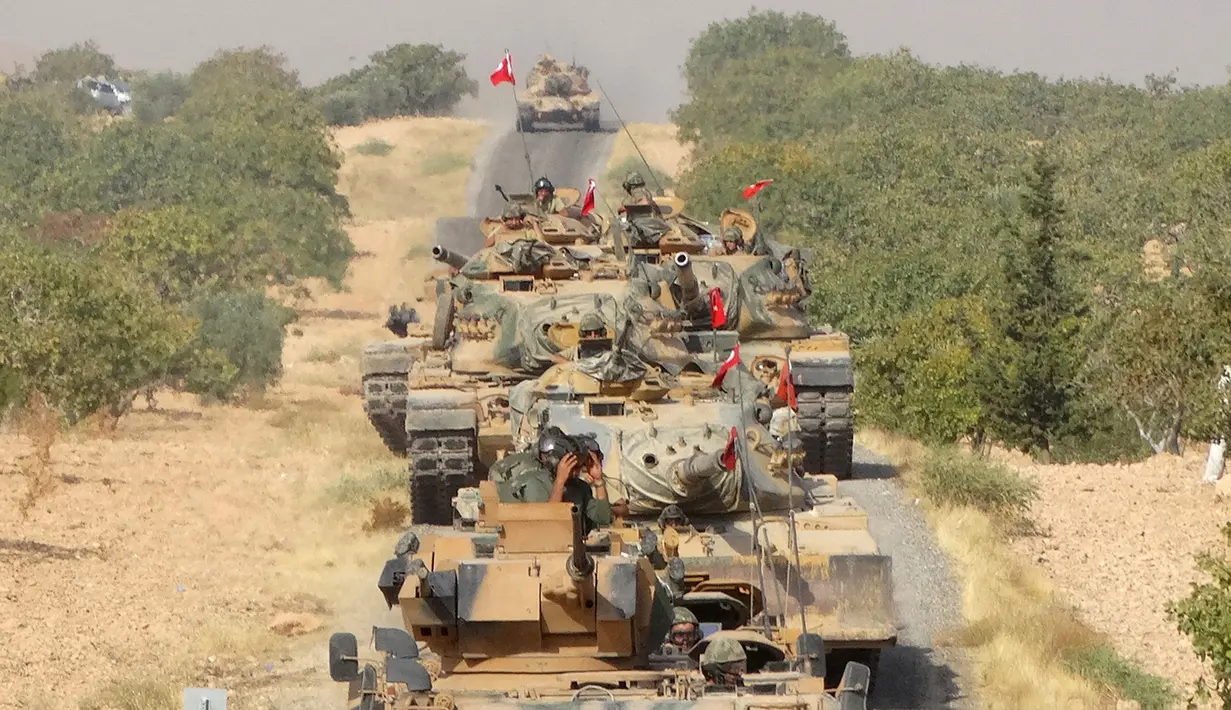 Pasukan Turki saat menuju Jarablus, kota di Suriah yang terletak dekat perbatasan antara Turki-Suriah (24/8). Turki menambah belasan tank ke Suriah untuk membantu militer lainnya mengusir ISIS. (Revolutionary Forces of Syria Media Office/REUTERS)