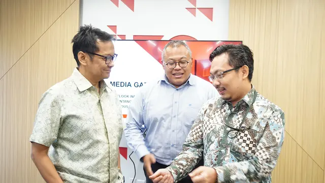 Senior Research Associate Indonesia Financial Group Progress (IFG Progress) Ibrahim Kholilul Rohman (Kanan) pada acara Editor’s Gathering Indonesia Financial Group (IFG) 2023 pada Selasa (21/03/2023).