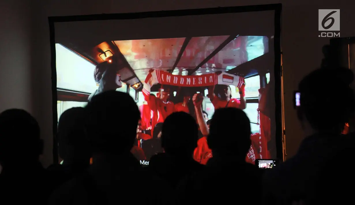 Pewarta menyaksikan pemutaran video musik Indonesia Raya 3 Stanza di Jakarta, Senin (30/10). Beragam elemen masyarakat dilibatkan dalam pembuatan video tersebut. (Liputan6.com/Helmi Fithriansyah)