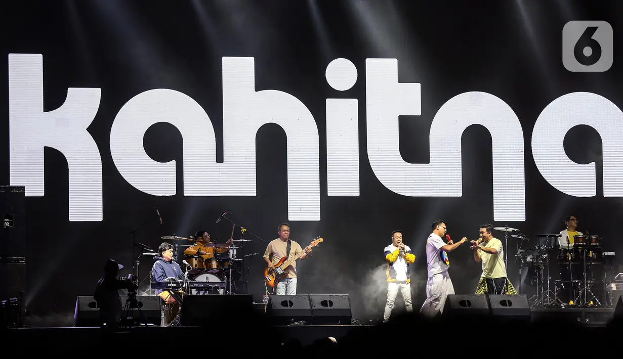 Kahitna sukses memukau para penggemar pada hari pertama We The Fest (WTF) 2023 di GBK Sport Complex, Senayan, Jakarta, Jumat (21/7/2023). Single-single hits Kahitna seperti Soulmate, Cerita Cinta, dan Cantik membuat para penonton WTF 2023 menyanyi bersama. (Liputan6.com/Johan Tallo)