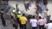 Unggahan video yang mempertontonkan dua ekor anjing sedang berkelahi di jalanan menyita perhatian publik.