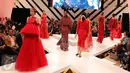 Model memamerkan busana di atas catwalk pada malam pembukaan Fashion Nation 2016 di Senayan City, Jakarta, Kamis (14/4). 10 desainer menceritakan kembali perjalanan Senayan City yang sudah 10 tahun menggelar Fashion Nation. (Liputan6.com/Herman Zakharia)