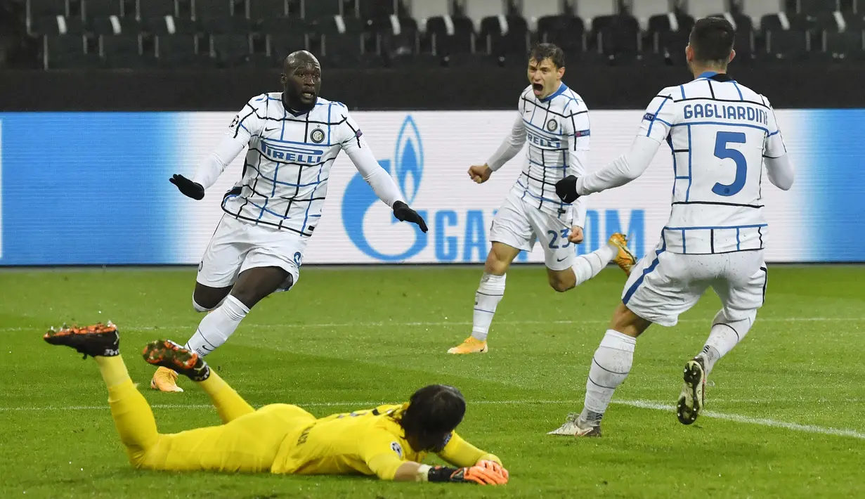 Striker Inter Milan, Romelu Lukaku, melakukan selebrasi usai mencetak gol ke gawang Borussia Moenchengladbach pada laga Liga Champions di Stadion Borussia Park, Rabu (2/12/2020). Inter Milan menang dengan skor 3-2. (AP/Martin Meissner)
