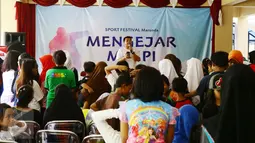 Seorang pria memberikan arahan kepada anak-anak dalam kegiatan Sport Festival Marunda ' di Rusunawa Marunda, Jakarta, Minggu (5/3). Tema dalam kegiatan kreativitas yang melibatkan anak-anak ini adalah Mengejar Mimpi'. (Liputan6.com/Helmi Afandi)