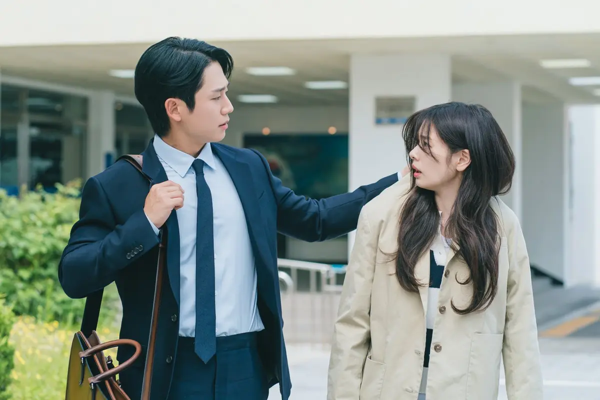 Jung So Min dan Jung Hae In dalam drakor Love Next Door. (tvN via Soompi)