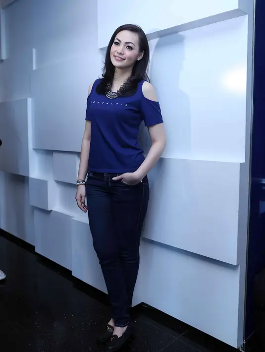 Sebelumnya, wanita berusia 33 tahun itu telah dua kali gagal membina rumah tangga. Pertama, ia menikah dengan pesinetron Hengki Kurniawan. (Nurwahyunan/Bintang.com)