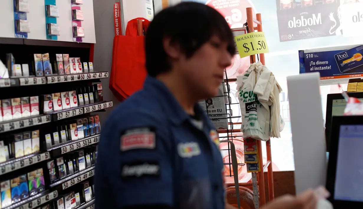 Tas belanja yang dapat digunakan kembali dan plastik yang dapat terbiodegradasi dipajang di toko Circle K, Mexico City pada 1 Januari 2020. Toko-toko berhenti menyediakan kantong plastik sekali pakai kepada pelanggan sesuai undang-undang yang berlaku di ibu kota Meksiko. (AP/Rebecca Blackwell)