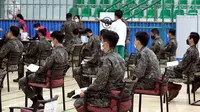 Tentara Korea Selatan menunggu usai menerima dosis pertama vaksin virus corona COVID-19 AstraZeneca di Rumah Sakit Pusat Angkatan Bersenjata, Seongnam, selatan Seoul, Rabu (28/4/2021). Militer Korea Selatan mulai menjalani vaksinasi COVID-19. (Handout/South Korean Defence Ministry/AFP)