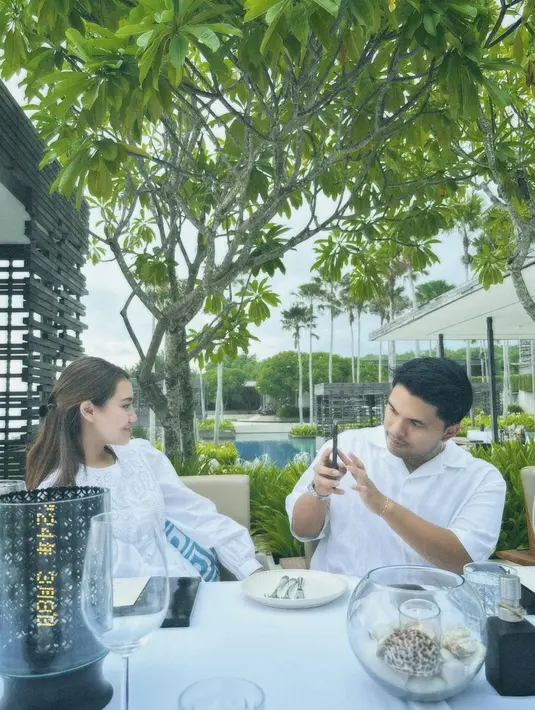 Selama di Pulau Dewata, pasangan ini tampil bucin dengan outfit couple serba putih. [@aaliyah.massaid]