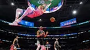 Pemain Washinton Wizards, Kristaps Porzingis mencetak poin saat melawan San Antonio Spurs pada laga NBA 2023 di Capital One Arena, Washington, 24 Maret 2023 in Washington. (AFP/Getty Images/Patrick Smith)