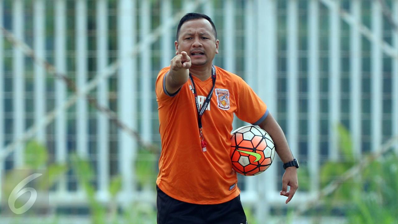 Pelatih PBFC, Ricky Nelson, saat memimpin latihan resmi final Piala Presiden 2017 di Stadion Pakansari, Bogor, Sabtu (11/3/2017). Di final, PBFC akan melawan Arema FC, Minggu (12/3). 
