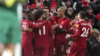 Para pemain Liverpool merayakan kemenangan 3-2 atas West Ham United pada pekan ke-27 Liga Inggris di Stadion Anfeld, Selasa (25/2/2020) dini hari WIB. (AP Photo/Jon Super)