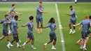 Para pemain Bayern Munchen melakukan pemanasan saat sesi latihan di stadion Luz di Lisbon (18/9). Munchen akan bertanding melawan wakil Portugal, Benfica pada babak penyisihan grup E Liga Champions di stadion Estadio da Luz. (AFP Photo/Francisco Leong)