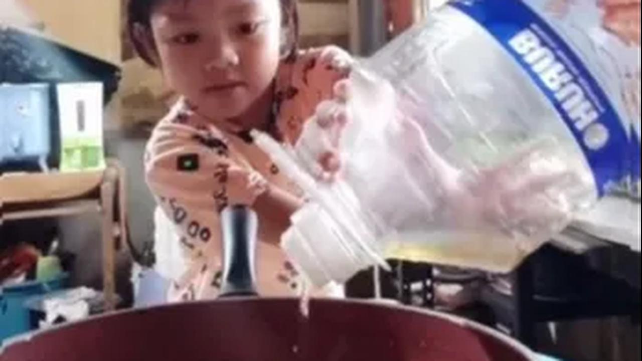 Praktik Menggoreng Telur Sendiri