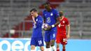Pemain Chelsea, Tammy Abraham, tampak lesu usai ditaklukkan melepaskan tendangan bebas ke gawang Bayern Munchen pada laga Liga Champions di Allianz Arena, Sabtu (8/8/2020). Bayern Munchen menang 4-1 atas Chelsea. (AP/Matthias Schrader)