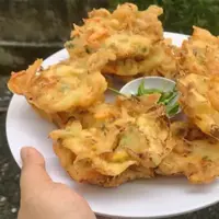 Buat bakwan sayur renyah dan minim minyak dengan resep mudah ini. Cita rasa yang menggugah selera menanti. (Foto: YouTube/Ghaziya Warita)