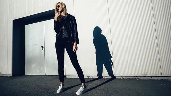 Girls, ke Kantor Pakai Sepatu Kets Bikin Penampilan Makin Cihuy