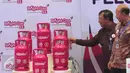 Direktur Pemasaran Pertamina Ahmad Bambang dan Dirjen Migas I Gusti Nyoman Wiratmaja saat peluncuran Bright Gas di Jakarta, Jumat (23/10). Gas elpiji baru berwarna pink berkapasitas 5,5 kg ini dijual Rp 66.000/tabung. (Liputan6.com/Angga Yuniar)