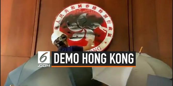 VIDEO: Demonstran Corat-Coret Gedung Legislatif Hong Kong