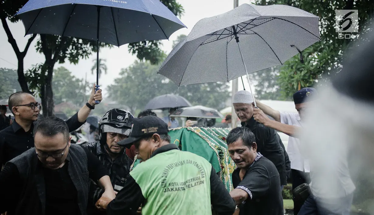 Keluarga dan kerabat  mengangkat keranda jenazah aktor senior Deddy Sutomo saat pemakaman di TPU Tanah Kusir, Jakarta, Rabu (18/4). Deddy Sutomo mengembuskan napas terakhirnya di kediamannya pagi tadi. (Liputan6.com/Faizal Fanani)