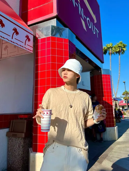 Jeonghan SEVENTEEN tampil simpel, tambahan bucket hat bikin gayanya makin stylish. (FOTO: instagram.com/jeonghaniyoo_n/)