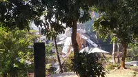 Rumah Kunsari bersebelahan langsung dengan lokasi gudang amunisi Mako Brimob Srondol yang terbakar dan meledak pagi ini. (Liputan6.com/ Edhi Prayitno)
