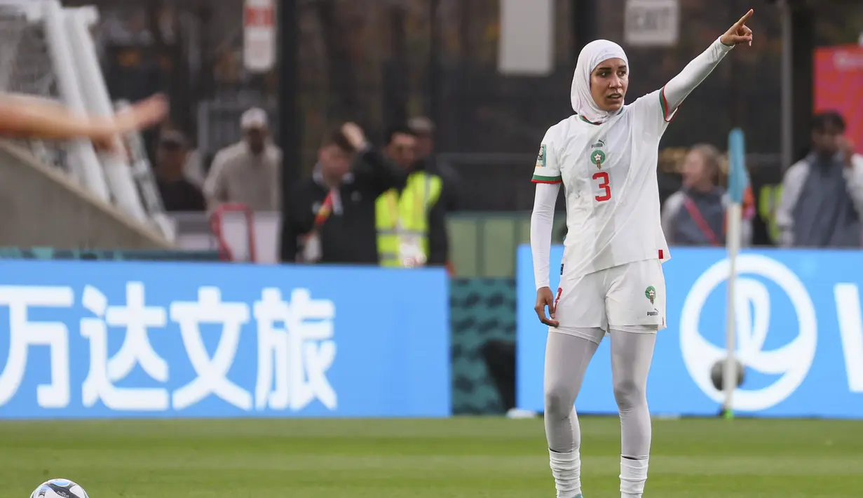 Pemain Timnas Sepak Bola Wanita Maroko, Nouhaila Benzina bersiap melakukan tendangan bebas saat menghadapi Korea Selatan pada laga kedua Grup H Piala Dunia Wanita 2023 di Hindmarsh Stadium, Adelaide (30/7/2023). (AP Photo/James Elsby)