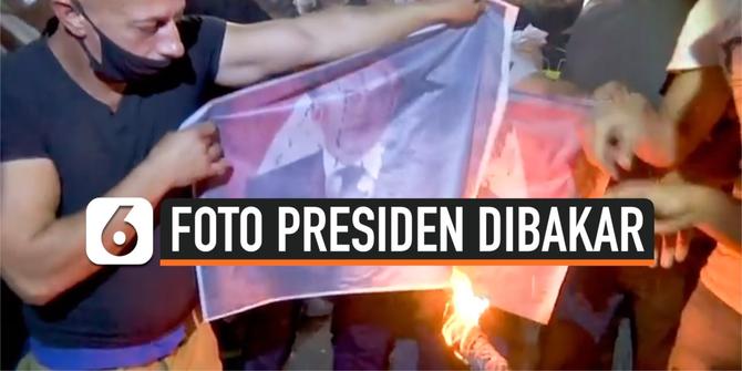 VIDEO: Demonstran Palestina Bakar Foto Presiden Prancis