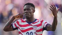 Pemain Amerika Serikat Folarin Balogun melakukan selebrasi aksi setelah mencetak gol pertama timnya selama pertandingan sepak bola babak 32 besar Piala Dunia antara Amerika Serikat dan Bosnia di Santa Clara, California, dekat San Francisco, Rabu, (01/07/2026). (AP Photo/Julio Cortez)