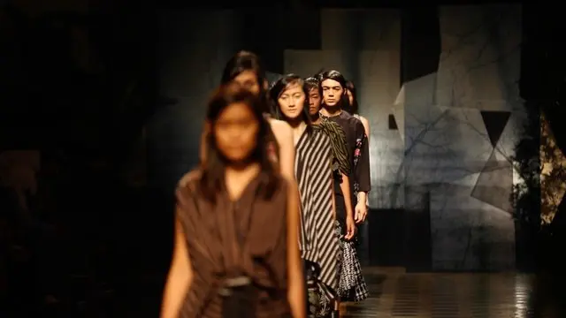 Desainer Lulu Lutfi Labibi menggelar fashion show bertajuk Gedangsari Berlari sebagai tribute harapan besar anak-anak Desa Gedangsari.