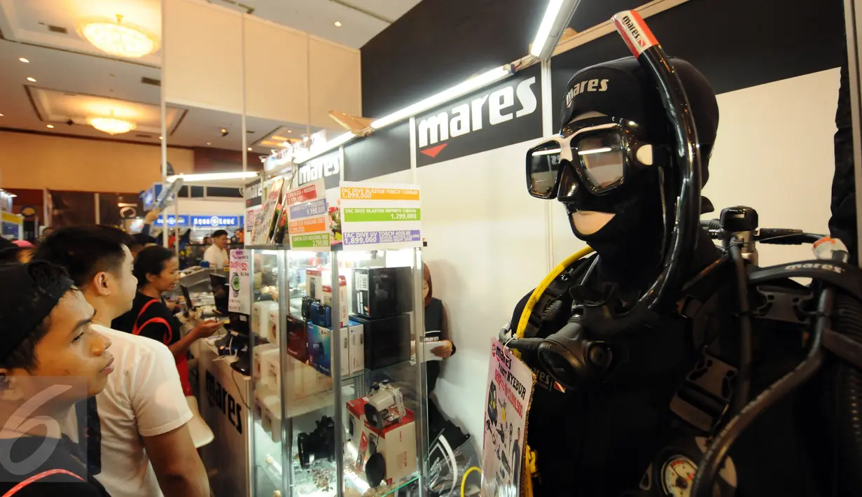 Beberapa pengunjung melihat-lihat kelengkapan olahraga selam yang dipasarkan pada pameran Deep & Extreme Indonesia 2016 di JCC, Jakarta, Sabtu (2/4/2016). Pameran ini juga memasarkan kelengkapan olahraga ekstrim. (Liputan6.com/Helmi Fithriansyah)