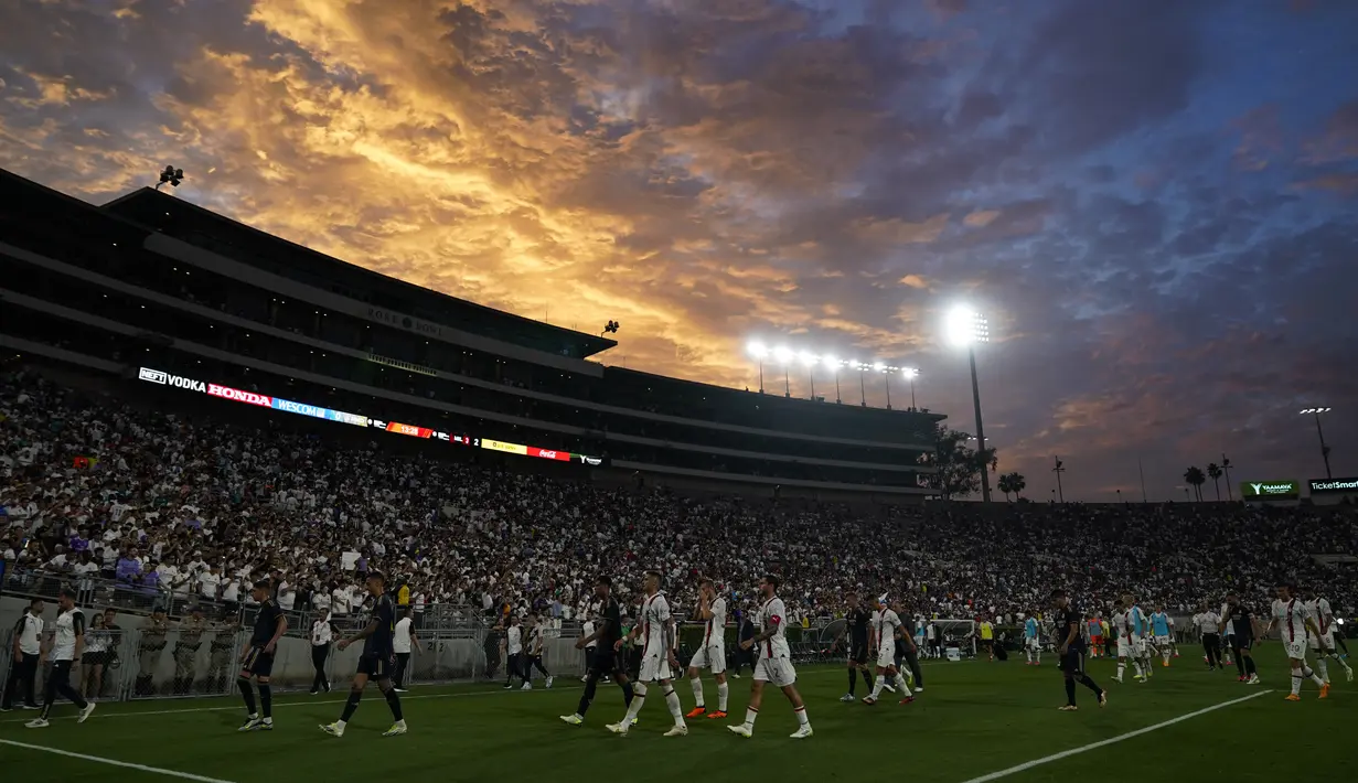 Para pemain Real Madrid dan AC Milan meninggalkan lapangan saat jeda pertandingan eksibisi Soccer Champions Tour  di Pasadena, California, Senin 24 Juli 2023). (AP Photo/Ashley Landis)