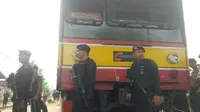 Tabrakan terjadi antara Metro Mini bernomor polisi B 7660 FD dengan commuter line jurusan Jatinegara-Muara Angke.