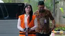 Ekspresi Bupati nonaktif Kepulauan Talaud Sri Wahyumi Maria Manalip (kiri) saat tiba di Gedung KPK, Jakarta, Selasa (20/8/2019). Sri Wahyumi diperiksa sebagai tersangka terkait dugaan suap pengadaan barang di Kabupaten Kepulauan Talaud Tahun Anggaran 2019. (merdeka.com/Dwi Narwoko)