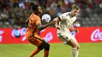 Bek timnas Belgia Jan Vertonghen berebut bola dengan bek Belanda Denzel Dumfries pada matchday pertama Grup D Liga A UEFA Nations League 2022/2023 di Stadion Raja Baudouin, Sabtu (4/6/2022) dini hari WIB. Belanda sukses menghajar Belgia dengan skor telak 4-1. (AP Photo/Geert Vanden Wijngaert)