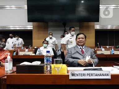 Menteri Pertahanan Prabowo Subianto (kanan) dan Menteri Keuangan Sri Mulyani rapat kerja dengan Komisi I DPR di Kompleks Parlemen, Senayan, Jakarta, Kamis (27/1/2022). Rapat meminta persetujuan DPR untuk penjualan eks KRI Teluk Mandar 514 dan KRI Teluk Penyu 513. (Liputan6.com/Angga Yuniar)