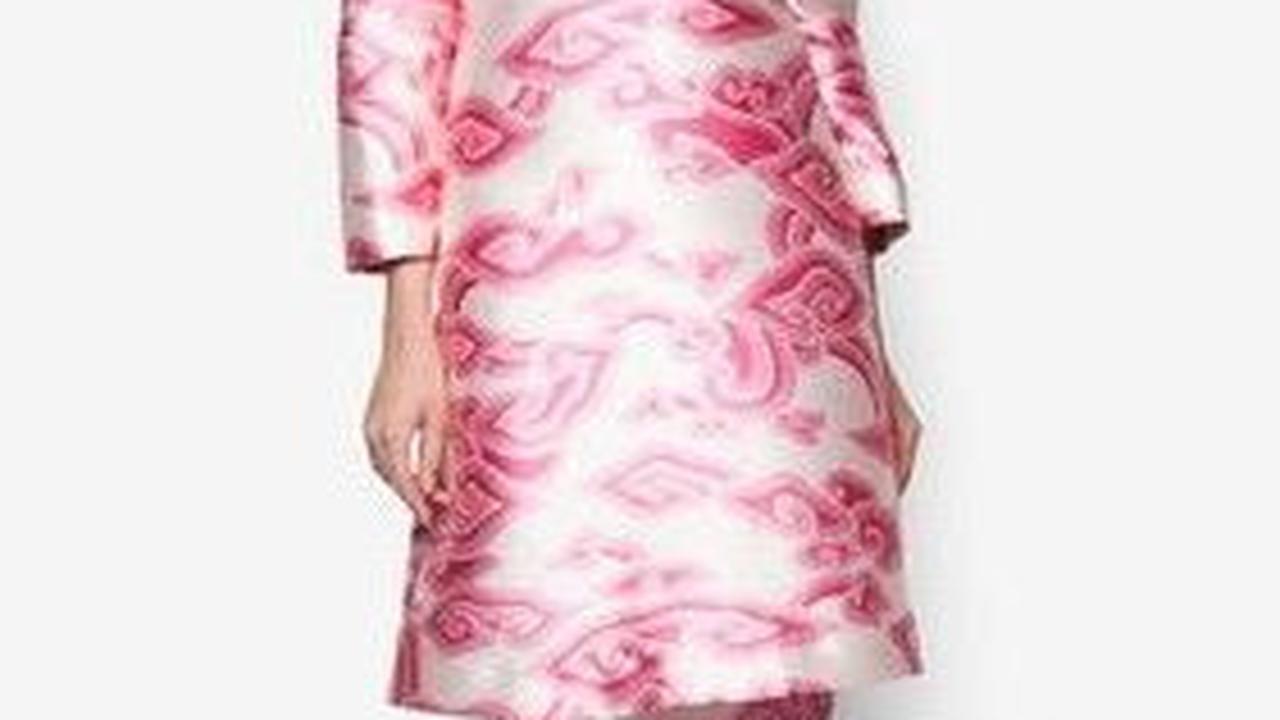 <b>Baju Kurung Bermotif Mega Mendung</b>