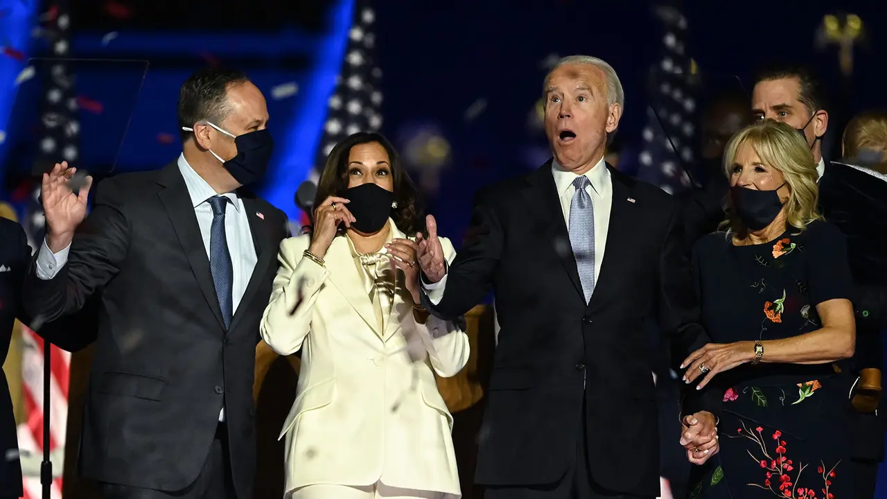 Presiden dan Wapres terpilih AS Joe Biden-Kamala Harri bersama Jill Biden dan Douglas Emhoff, setelah menyampaikan sambutan di Wilmington, Delaware, pada 7 November 2020, setelah dinyatakan sebagai pemenang Pemilu Amerika. (Jim Watson / AFP)