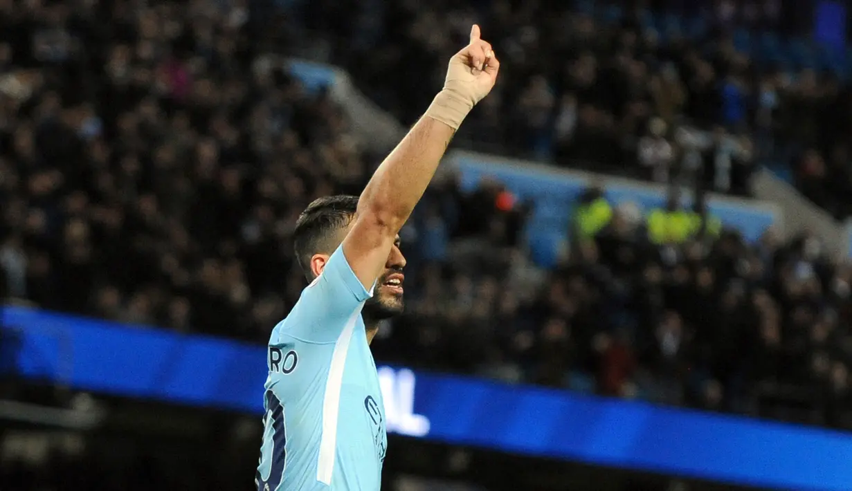 Sergio Aguero mengacungkan jari telunjuknyadari Manchester City setelah berhasil melesakkan gol ke gawang Leicester City di Stadion Etihad, Manchester, Inggris, Sabtu (10/2). (AP Photo/Rui Vieira)