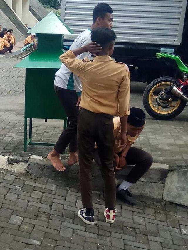 7 Kelakuan Cowok Kurang Kerjaan Ini Bikin Geleng Kepala