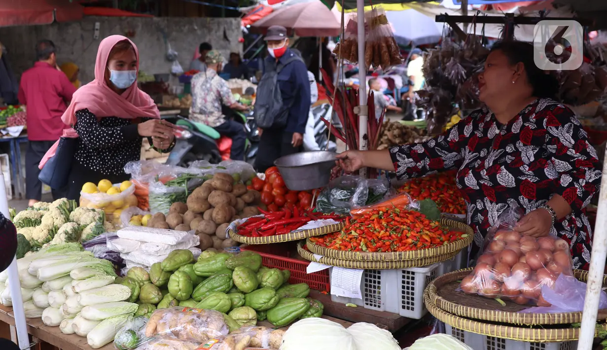 Warga membeli kebutuhan sembako di Pasar Kebayoran, Jakarta, Senin  (21/12/2020). Kenaikan permintaan bahan pokok berpotensi kembali terjadi pada akhir tahun seiring dengan perayaan Natal dan Tahun Baru 2021. (Liputan6.com/Angga Yuniar)