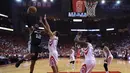 Pebasket Houston Rockets, Ryan Anderson, berusaha menghalau pebasket San Antonio Spurs, LaMarcus Aldridge, pada laga Gim 3 semifinal Wilayah Barat di Toyota Center, Jumat (5/5/2017). San Antonio Spurs menang 103-92. (AFP/Ronald Martinez)