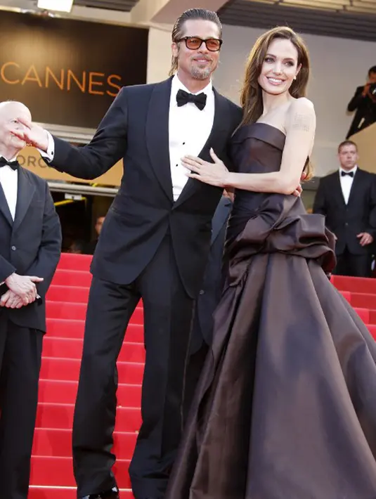 Enam bulan setelah digugat cerai Angelina Jolie dan mendapat tekanan tak boleh bertemu anak-anak, kini Brad Pitt berusaha memperbaiki semuanya. Ingin kembali bersahabat dengan Jolie demi kebahagiaan buah hati. (AFP/Bintang.com)