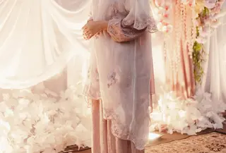 Lihat di sini tampilan Nadin Amizah tampil memikat dalam balutan busana pengajian yang syarat kelembutan dan keanggunan. [@cakecaine].