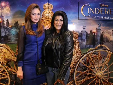 Luna Maya dan Regina foto bareng di depan poster kereta Cinderella saat Premier Cinderella di Cinema XXI Kota Kasablanka, Jakarta. (11/03/2015).(Liputan6.com/Gilardhani)