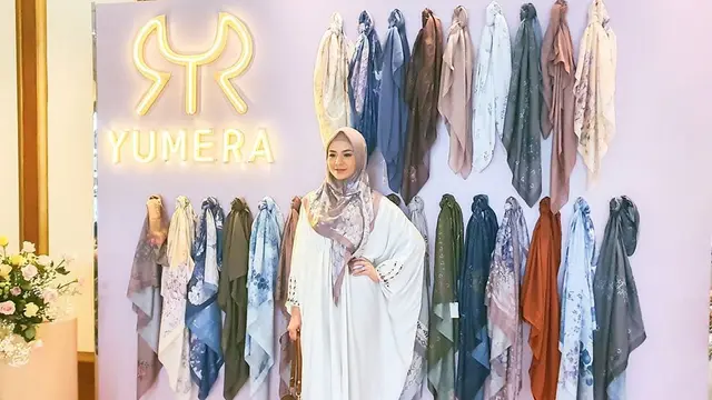 Eriska Rein saat menghadiri peluncuran koleksi terbaru Hijab Yumera (https://www.instagram.com/p/B7_SSOHpKKE/)