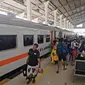 Para penumpang bersiap naik ke dalam kereta api di Stasiun Ketapang Banyuwangi (Istimewa)