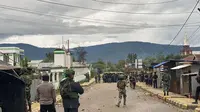Aparat gabungan TNI Polri ber jaga di sejumlah titik, pasca aksi kekerasan di Dogiyai. (Liputan6.com/Katharina Janur/Polda Papua)